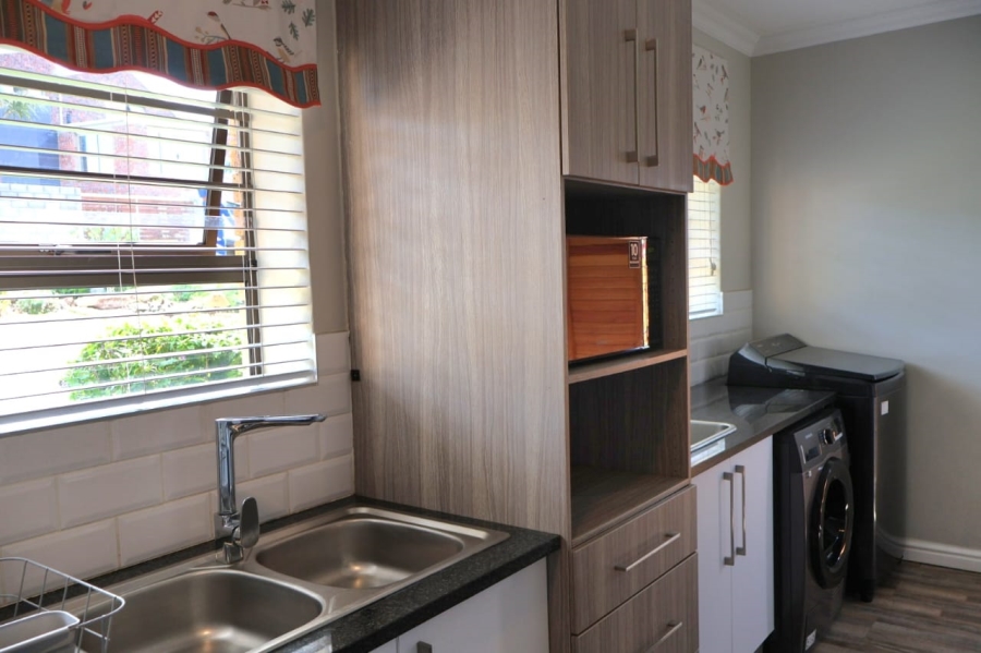 4 Bedroom Property for Sale in Wavecrest Eastern Cape